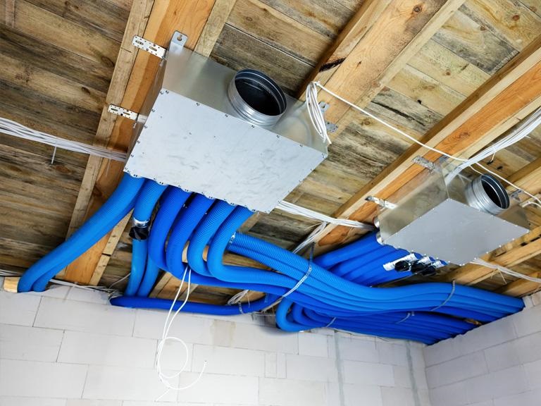 Installation of distribution manifolds and flexible ducts for the ventilation system