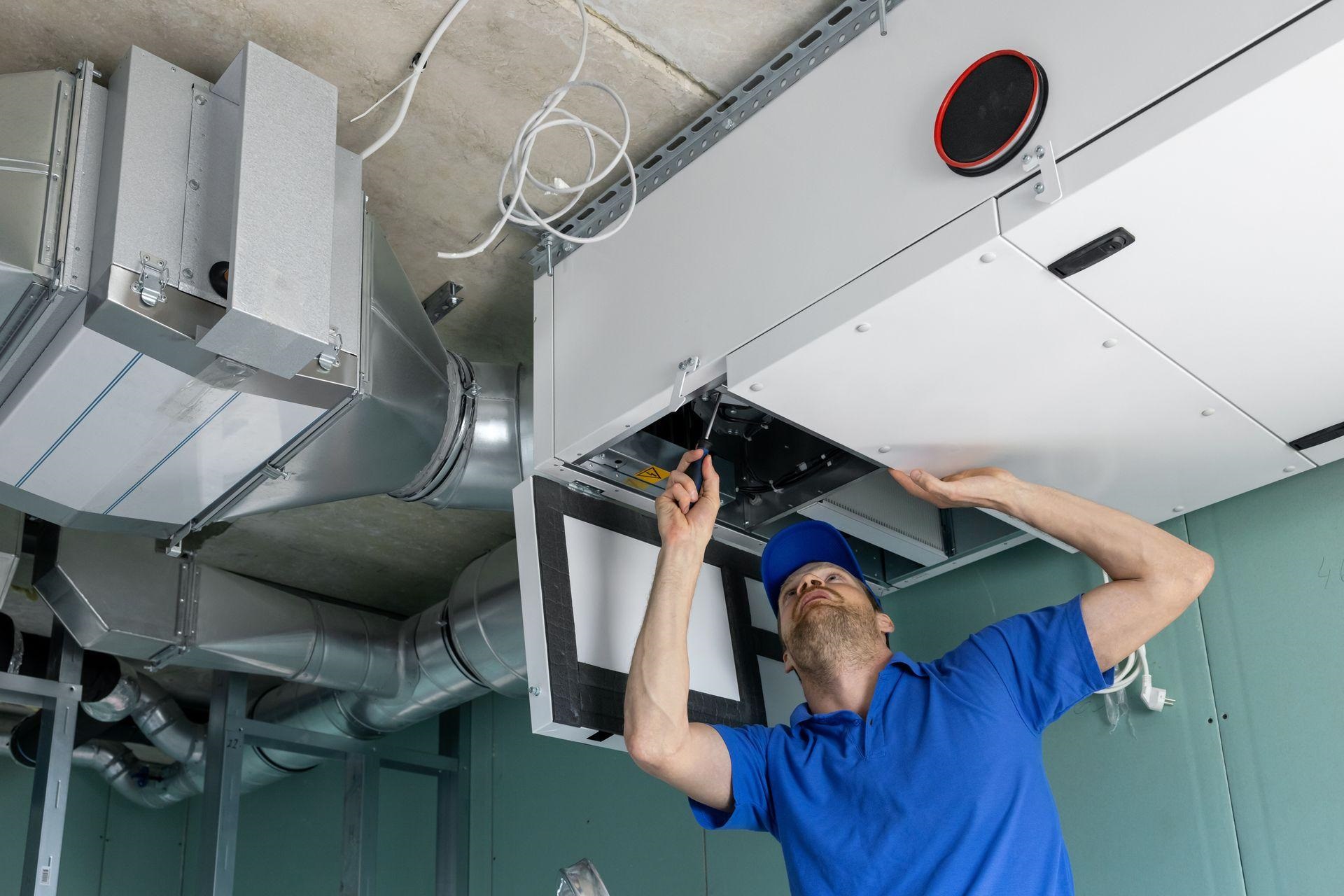 Installation and maintenance of a ceiling-mounted heat recovery unit