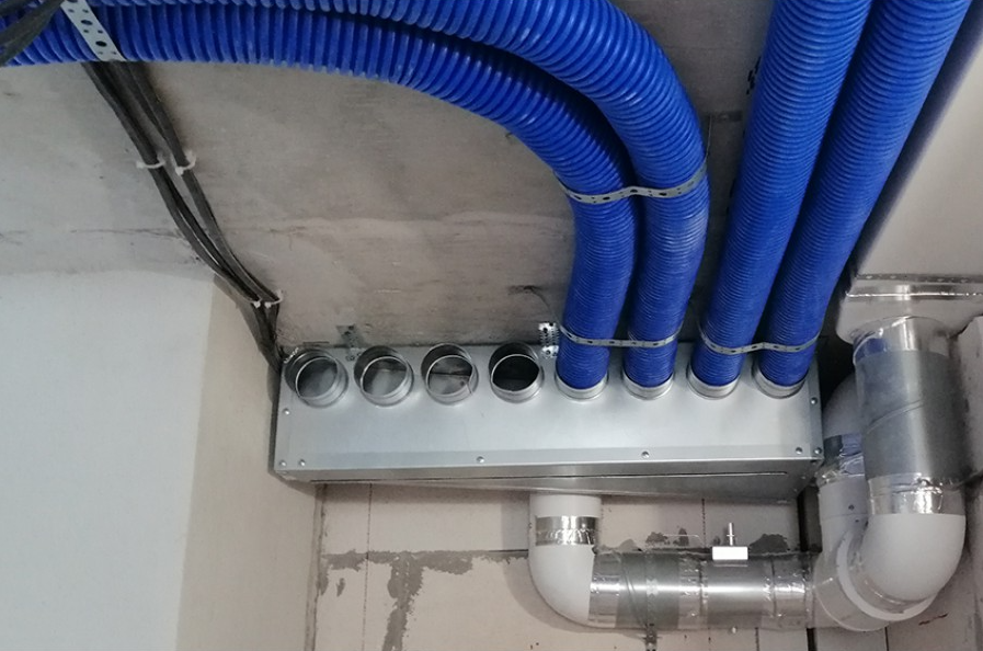 Installation of flexible ducts to a manifold