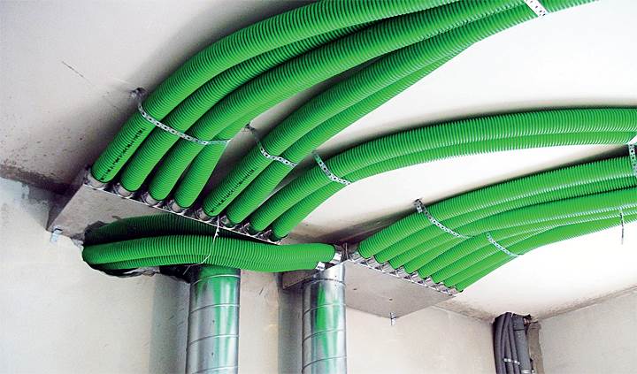 Routing of flexible ducts under the ceiling